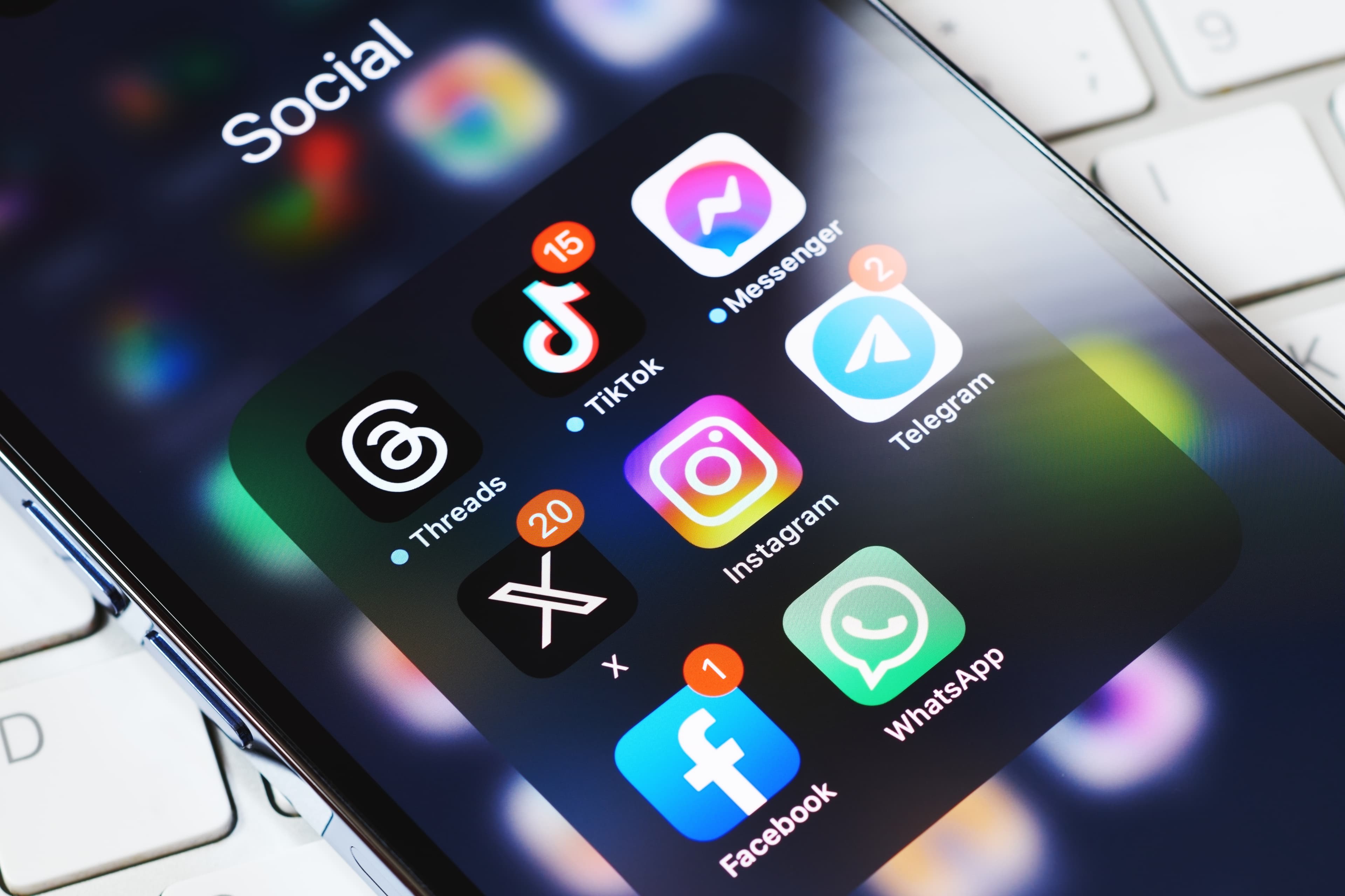 Persona revisando una red social desde el móvil